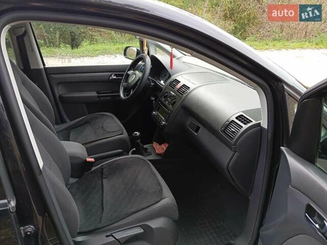 Черный Фольксваген Туран, объемом двигателя 1.6 л и пробегом 240 тыс. км за 5700 $, фото 4 на Automoto.ua