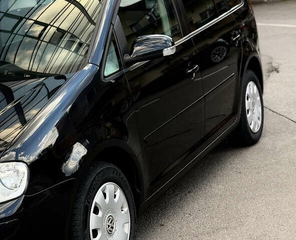 Черный Фольксваген Туран, объемом двигателя 1.6 л и пробегом 190 тыс. км за 6999 $, фото 7 на Automoto.ua