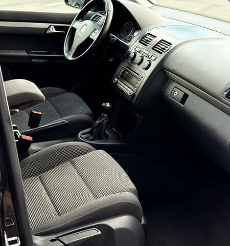 Черный Фольксваген Туран, объемом двигателя 1.6 л и пробегом 190 тыс. км за 6999 $, фото 38 на Automoto.ua