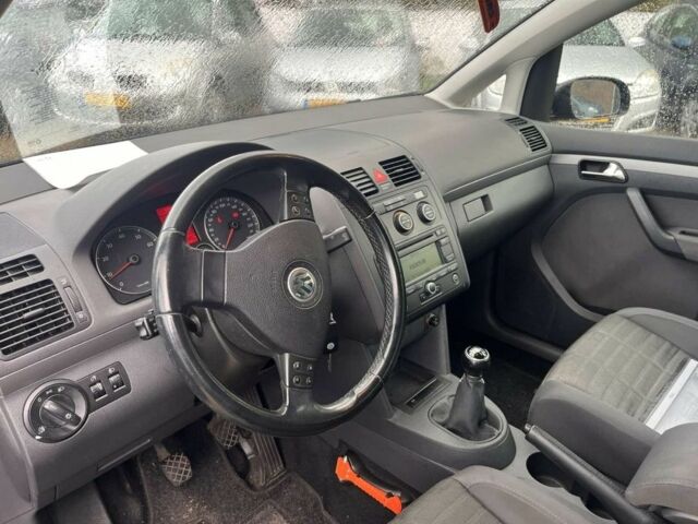 Черный Фольксваген Туран, объемом двигателя 1.6 л и пробегом 280 тыс. км за 6500 $, фото 4 на Automoto.ua