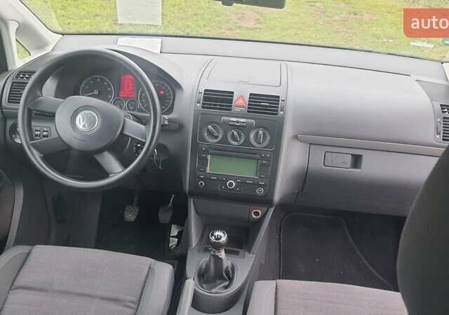 Черный Фольксваген Туран, объемом двигателя 1.6 л и пробегом 200 тыс. км за 5500 $, фото 3 на Automoto.ua