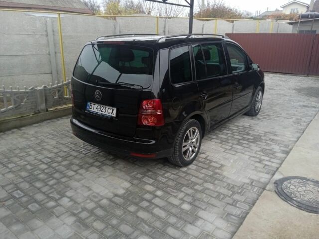 Черный Фольксваген Туран, объемом двигателя 1.4 л и пробегом 218 тыс. км за 6500 $, фото 4 на Automoto.ua