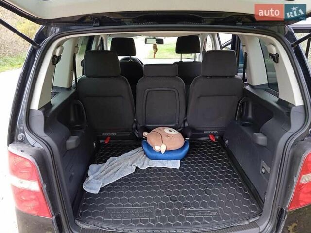 Черный Фольксваген Туран, объемом двигателя 1.6 л и пробегом 240 тыс. км за 5700 $, фото 3 на Automoto.ua