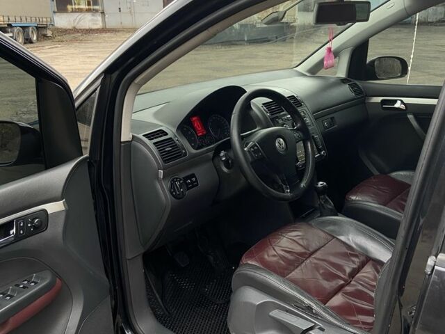 Чорний Фольксваген Туран, об'ємом двигуна 1.4 л та пробігом 272 тис. км за 4500 $, фото 5 на Automoto.ua