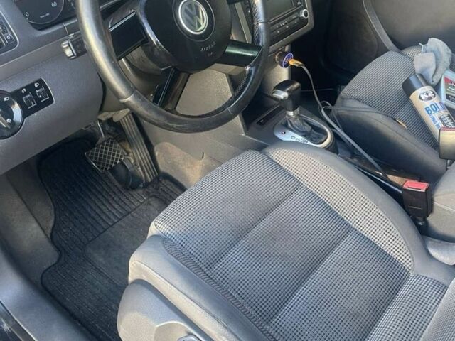 Чорний Фольксваген Туран, об'ємом двигуна 2 л та пробігом 1 тис. км за 3200 $, фото 1 на Automoto.ua