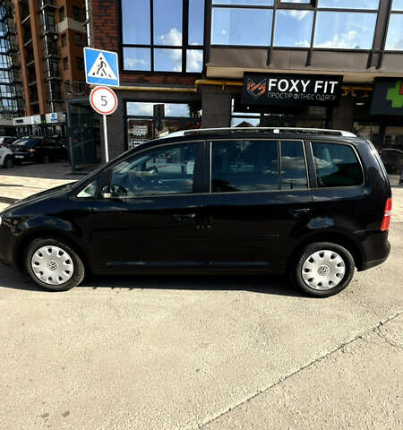 Черный Фольксваген Туран, объемом двигателя 1.6 л и пробегом 190 тыс. км за 6999 $, фото 68 на Automoto.ua