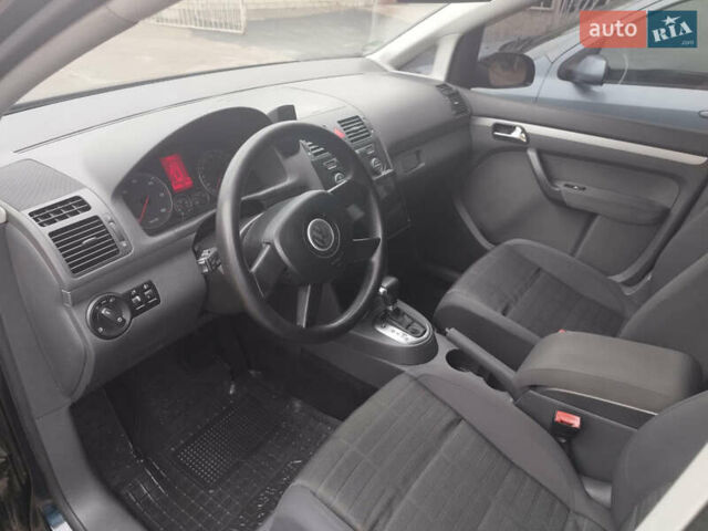 Черный Фольксваген Туран, объемом двигателя 1.9 л и пробегом 217 тыс. км за 7700 $, фото 6 на Automoto.ua