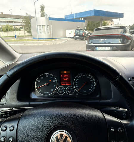 Черный Фольксваген Туран, объемом двигателя 1.6 л и пробегом 190 тыс. км за 6999 $, фото 80 на Automoto.ua