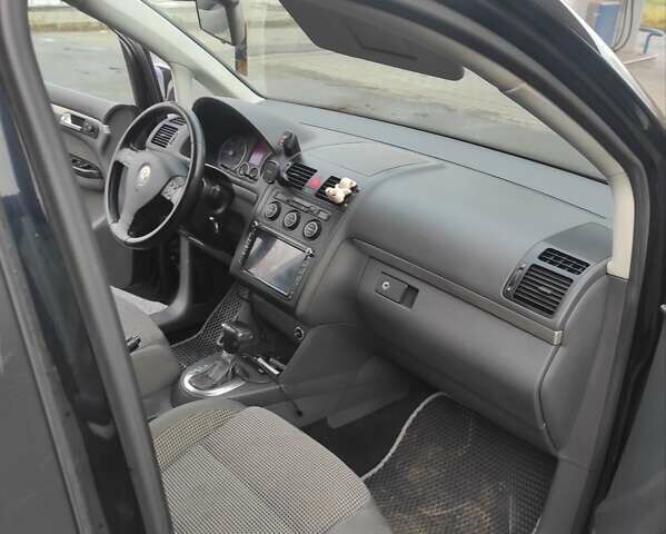 Черный Фольксваген Туран, объемом двигателя 2 л и пробегом 301 тыс. км за 6700 $, фото 6 на Automoto.ua