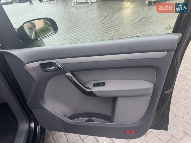 Черный Фольксваген Туран, объемом двигателя 1.9 л и пробегом 246 тыс. км за 7800 $, фото 21 на Automoto.ua