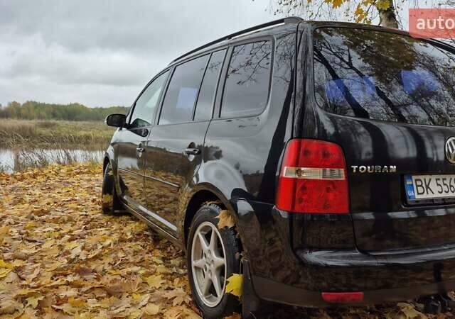 Черный Фольксваген Туран, объемом двигателя 1.39 л и пробегом 278 тыс. км за 5200 $, фото 6 на Automoto.ua