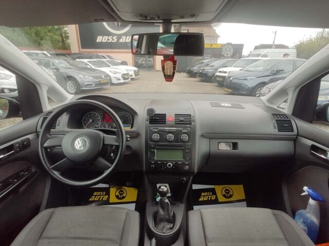 Черный Фольксваген Туран, объемом двигателя 1.6 л и пробегом 289 тыс. км за 5800 $, фото 18 на Automoto.ua