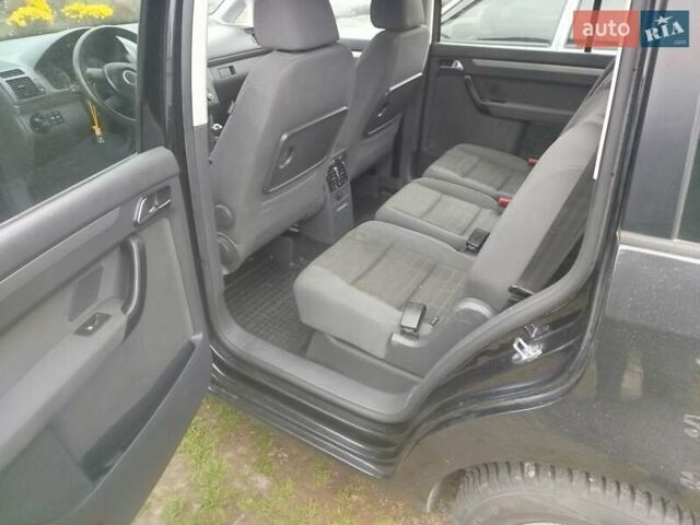 Черный Фольксваген Туран, объемом двигателя 1.6 л и пробегом 225 тыс. км за 6000 $, фото 12 на Automoto.ua