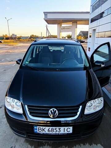 Черный Фольксваген Туран, объемом двигателя 1.6 л и пробегом 197 тыс. км за 5850 $, фото 2 на Automoto.ua