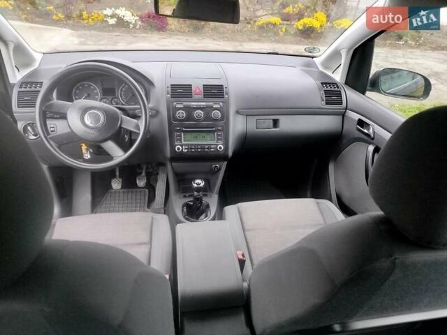 Черный Фольксваген Туран, объемом двигателя 1.6 л и пробегом 225 тыс. км за 6000 $, фото 13 на Automoto.ua