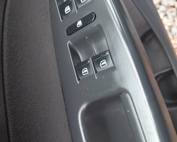 Чорний Фольксваген Туран, об'ємом двигуна 1.6 л та пробігом 217 тис. км за 6000 $, фото 13 на Automoto.ua