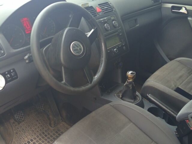 Черный Фольксваген Туран, объемом двигателя 2 л и пробегом 600 тыс. км за 3000 $, фото 1 на Automoto.ua