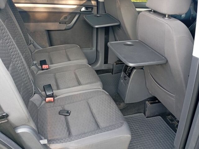 Черный Фольксваген Туран, объемом двигателя 1.9 л и пробегом 290 тыс. км за 7400 $, фото 6 на Automoto.ua