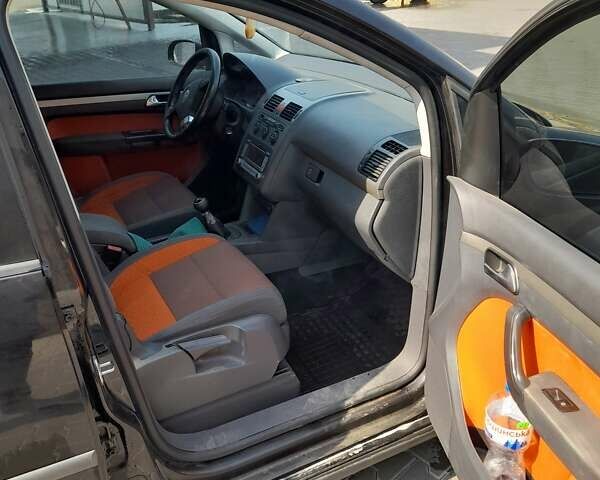 Черный Фольксваген Туран, объемом двигателя 1.4 л и пробегом 300 тыс. км за 7100 $, фото 9 на Automoto.ua