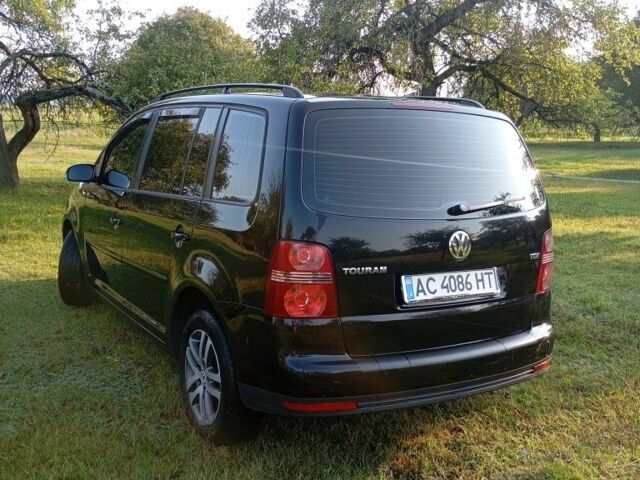 Черный Фольксваген Туран, объемом двигателя 1.9 л и пробегом 290 тыс. км за 7400 $, фото 4 на Automoto.ua