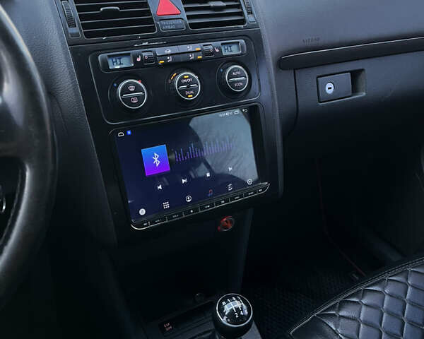 Черный Фольксваген Туран, объемом двигателя 1.9 л и пробегом 315 тыс. км за 6900 $, фото 25 на Automoto.ua