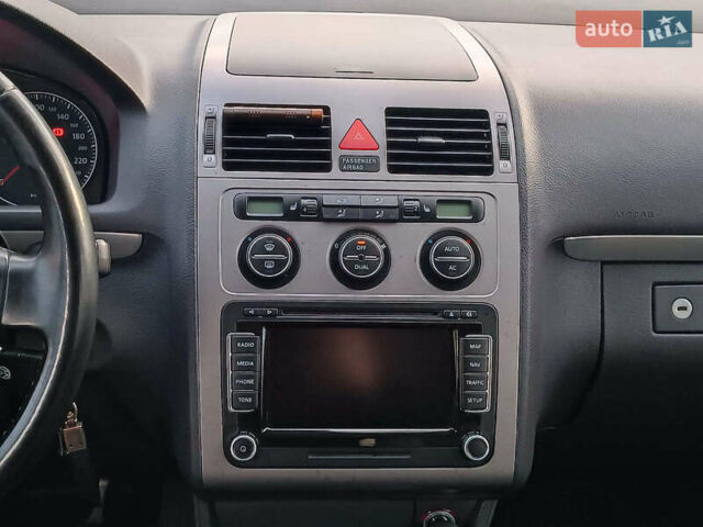 Черный Фольксваген Туран, объемом двигателя 2 л и пробегом 260 тыс. км за 9390 $, фото 17 на Automoto.ua