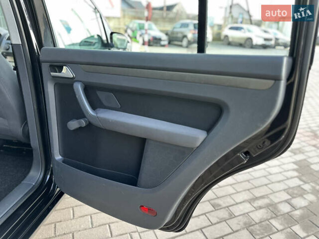 Черный Фольксваген Туран, объемом двигателя 1.6 л и пробегом 230 тыс. км за 7400 $, фото 31 на Automoto.ua