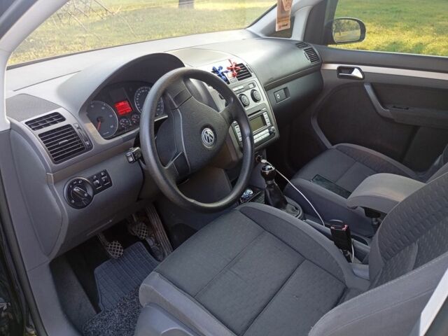 Черный Фольксваген Туран, объемом двигателя 1.9 л и пробегом 290 тыс. км за 7400 $, фото 5 на Automoto.ua