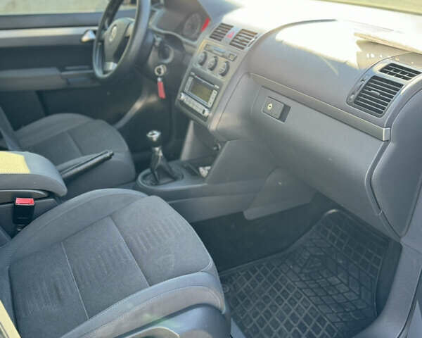 Черный Фольксваген Туран, объемом двигателя 1.4 л и пробегом 217 тыс. км за 8300 $, фото 5 на Automoto.ua