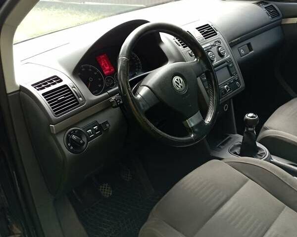 Черный Фольксваген Туран, объемом двигателя 2 л и пробегом 240 тыс. км за 5000 $, фото 1 на Automoto.ua