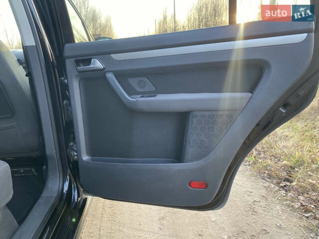 Черный Фольксваген Туран, объемом двигателя 1.9 л и пробегом 367 тыс. км за 3400 $, фото 7 на Automoto.ua