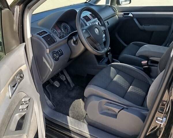 Черный Фольксваген Туран, объемом двигателя 1.98 л и пробегом 290 тыс. км за 5550 $, фото 8 на Automoto.ua