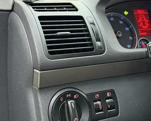 Чорний Фольксваген Туран, об'ємом двигуна 1.6 л та пробігом 201 тис. км за 7350 $, фото 32 на Automoto.ua