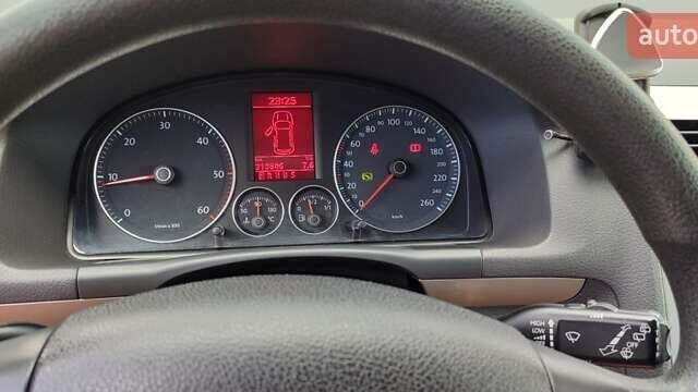 Черный Фольксваген Туран, объемом двигателя 1.97 л и пробегом 318 тыс. км за 6000 $, фото 16 на Automoto.ua