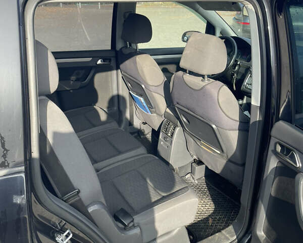 Черный Фольксваген Туран, объемом двигателя 1.9 л и пробегом 343 тыс. км за 7000 $, фото 8 на Automoto.ua