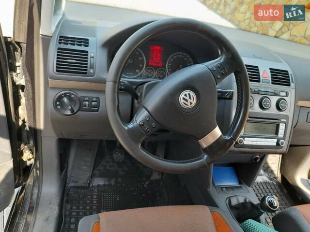 Черный Фольксваген Туран, объемом двигателя 1.4 л и пробегом 300 тыс. км за 7100 $, фото 5 на Automoto.ua