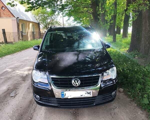 Черный Фольксваген Туран, объемом двигателя 2 л и пробегом 285 тыс. км за 7700 $, фото 1 на Automoto.ua