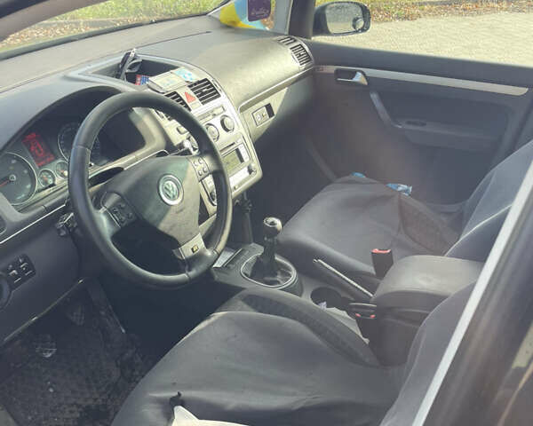 Черный Фольксваген Туран, объемом двигателя 1.9 л и пробегом 343 тыс. км за 7000 $, фото 7 на Automoto.ua