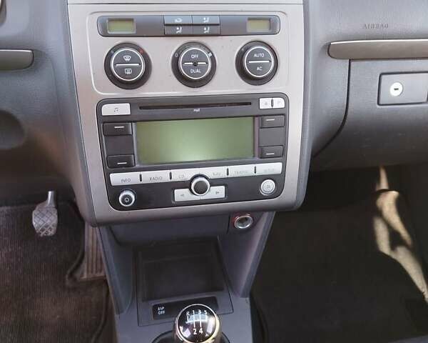 Черный Фольксваген Туран, объемом двигателя 1.98 л и пробегом 290 тыс. км за 5550 $, фото 12 на Automoto.ua