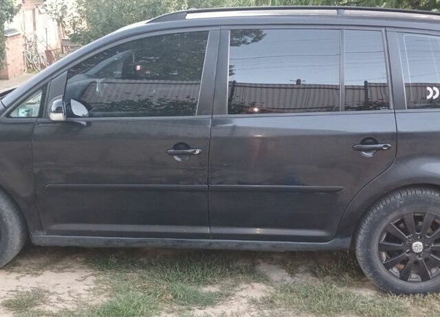 Черный Фольксваген Туран, объемом двигателя 1.9 л и пробегом 311 тыс. км за 5400 $, фото 1 на Automoto.ua