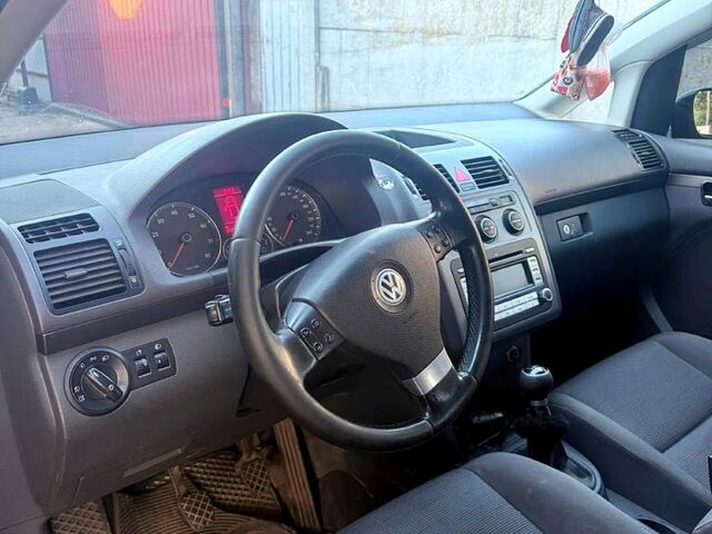 Черный Фольксваген Туран, объемом двигателя 1.4 л и пробегом 250 тыс. км за 4500 $, фото 6 на Automoto.ua