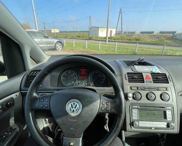 Черный Фольксваген Туран, объемом двигателя 1.9 л и пробегом 343 тыс. км за 7000 $, фото 6 на Automoto.ua