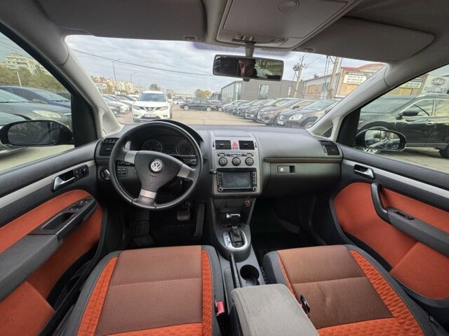 Черный Фольксваген Туран, объемом двигателя 1.9 л и пробегом 278 тыс. км за 7100 $, фото 17 на Automoto.ua