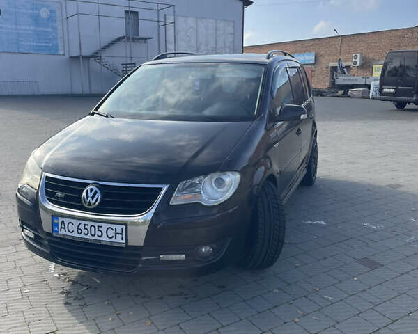 Черный Фольксваген Туран, объемом двигателя 1.9 л и пробегом 343 тыс. км за 7000 $, фото 1 на Automoto.ua