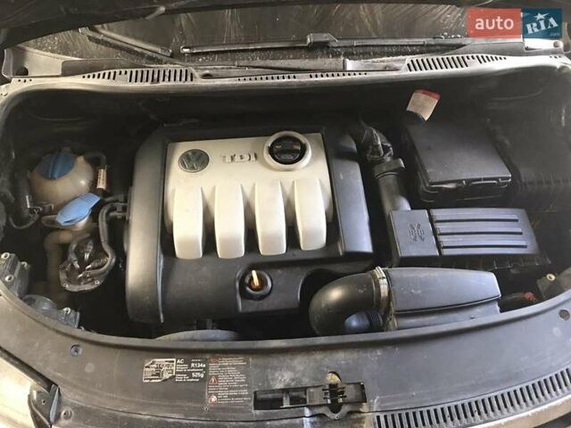 Черный Фольксваген Туран, объемом двигателя 1.9 л и пробегом 305 тыс. км за 6000 $, фото 3 на Automoto.ua