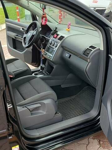 Черный Фольксваген Туран, объемом двигателя 1.97 л и пробегом 318 тыс. км за 6000 $, фото 15 на Automoto.ua