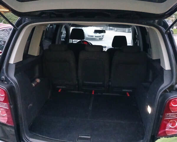 Черный Фольксваген Туран, объемом двигателя 1.97 л и пробегом 163 тыс. км за 7800 $, фото 2 на Automoto.ua