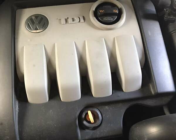 Черный Фольксваген Туран, объемом двигателя 1.9 л и пробегом 305 тыс. км за 6000 $, фото 1 на Automoto.ua