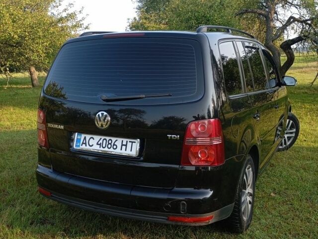 Черный Фольксваген Туран, объемом двигателя 1.9 л и пробегом 290 тыс. км за 7400 $, фото 3 на Automoto.ua