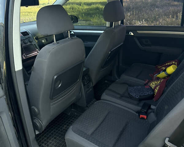 Черный Фольксваген Туран, объемом двигателя 1.39 л и пробегом 242 тыс. км за 7500 $, фото 9 на Automoto.ua